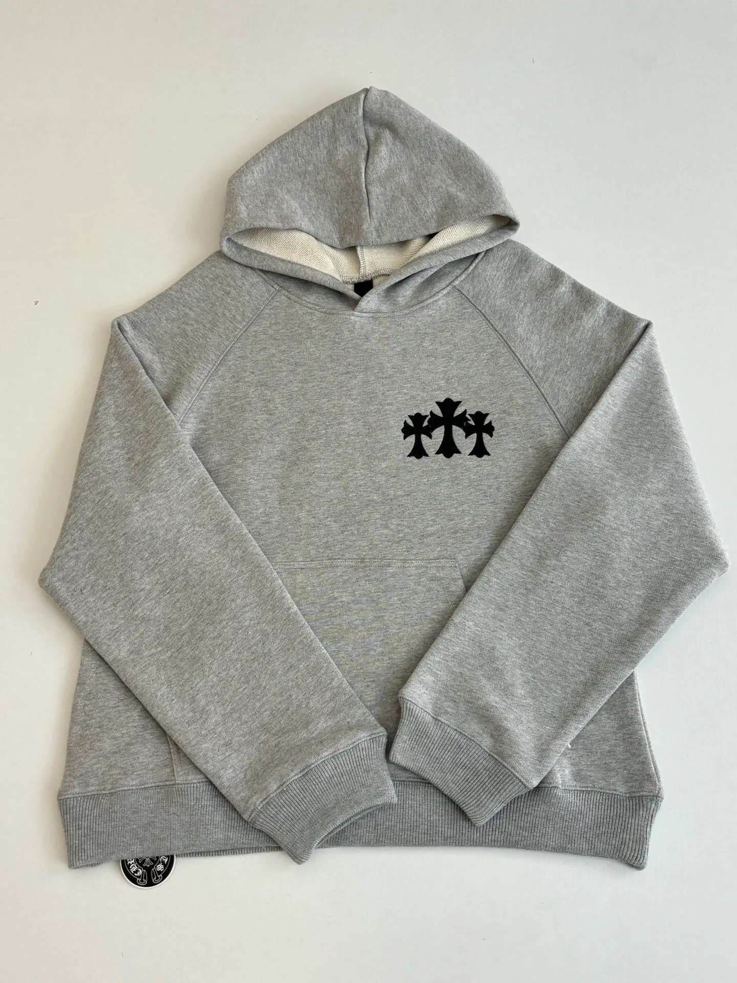 P500 Chrome Heart*/Chrome Heart CH patch embroidered logo hooded sweatshirt. Customized heavy fortress interwoven air cotton. Adopt imported machine patch embroidery process. The fabrics have been washed and have a better hand feel. Not easy to deform, not easy to shrink, not easy to fade. Size: S/M/L/XL